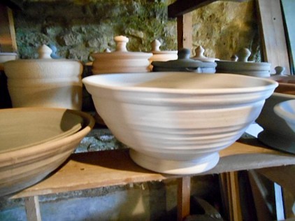 grande coupe de grès blanc et boîtes.